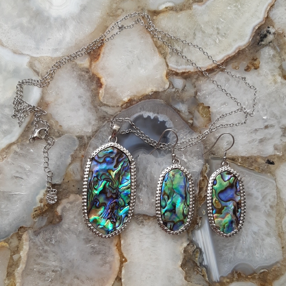 Stunning Fifth Avenue Collection Silver Tone Abalone Shell Look Necklace Set